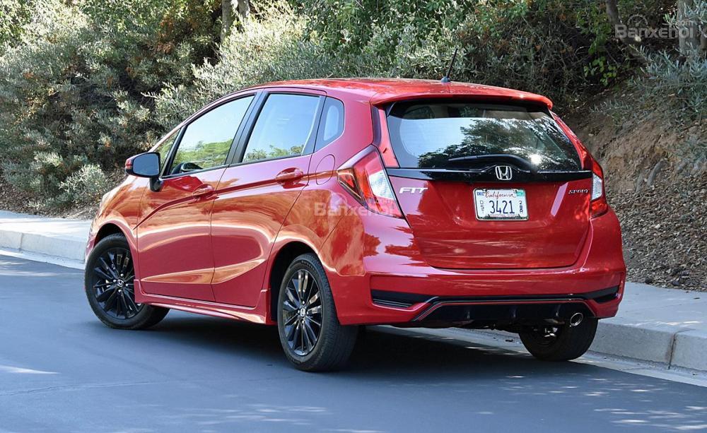Đánh giá xe Honda Jazz/Fit 2018: Thiết kế đuôi xe có phong cách thiết kế giống volvo Đánh giá xe Honda Jazz/Fit 2018: Thiết kế đuôi xe có phong cách thiết kế giống volvo.