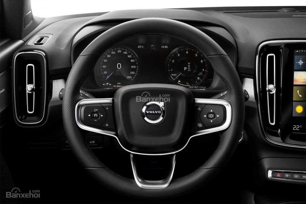 Đánh giá nội thất của Volvo XC40 2018: Vô lăng có 2 tùy chọn về màu sắc (màu đen)