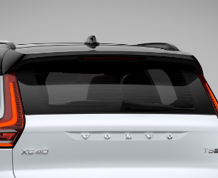 Đánh giá xe Volvo XC40 2018 về thiết kế đuôi xe: Tấm lái ngang vát nhọn