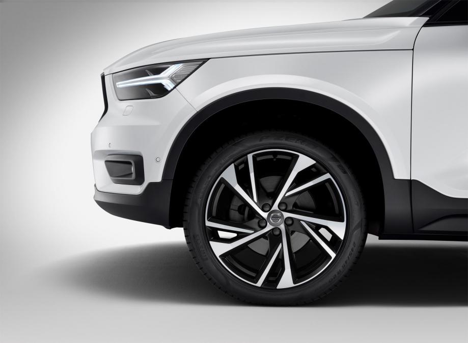 Đánh giá Volvo XC40 2018 về thiết kế thân xe: La-zăng hợp kim 18 inch