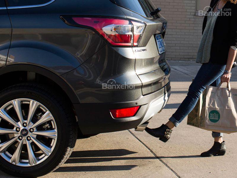 Ford Escape 2017 sẵn có tính năng mở cốp rảnh tay.