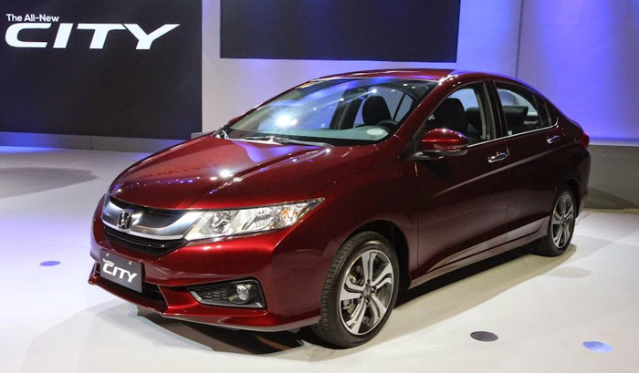 Hình ảnh Honda City màu đỏ chụp từ phía trước tại đại lý