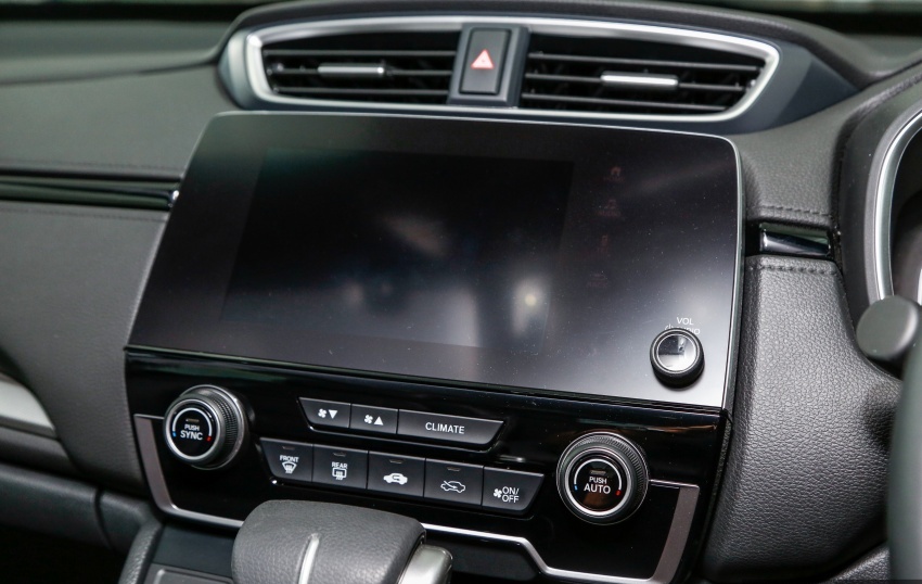 So sánh Honda CR-V 2017 nhập Thái và Mỹ: Màn hình cảm ứng 7 inch dạng tablet..
