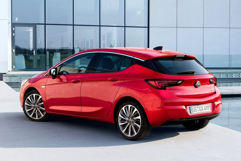 Volkswagen Golf bán nhiều nhất 8 tháng đầu năm ở châu Âu Opel Astra màu đỏ chụp từ phía sau