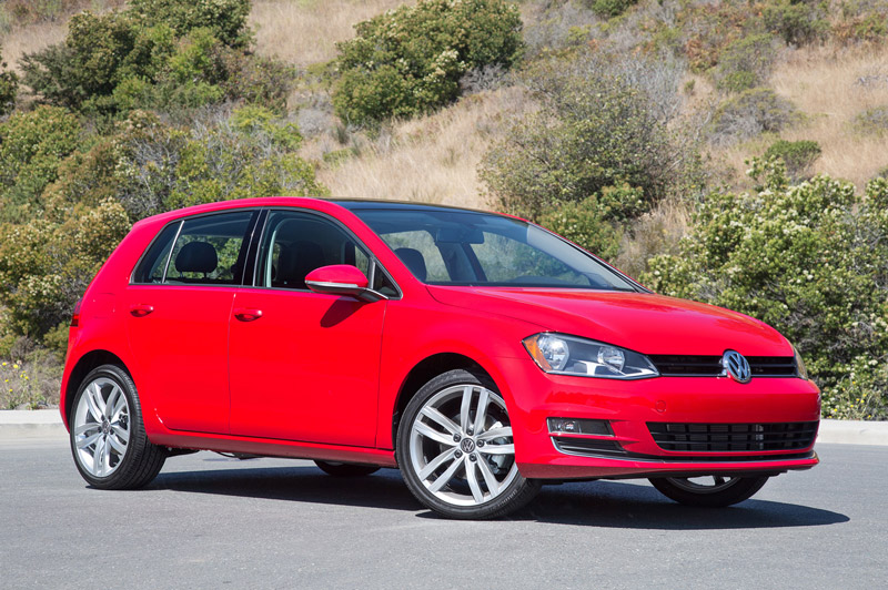 Volkswagen Golf bán nhiều nhất 8 tháng đầu năm ở châu Âu Volkswagen Golf màu đỏ chụp từ thân xe
