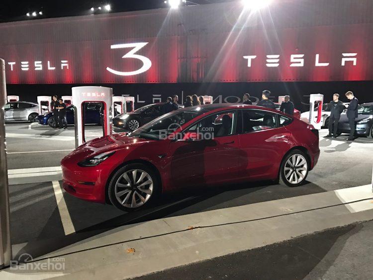 ô tô tesla model 3 màu đỏ