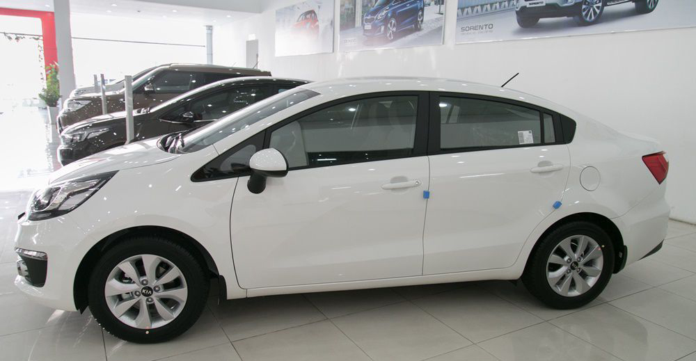 So sánh xe Honda City và Kia Rio về thân xe: Kia Rio vẫn đi theo phong cách thanh lịch.