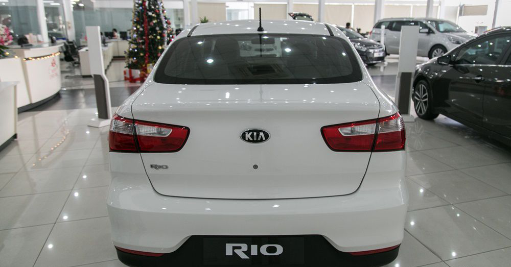 So sánh xe Honda City và Kia Rio về đuôi xe: Kia Rio dùng bóng LED.