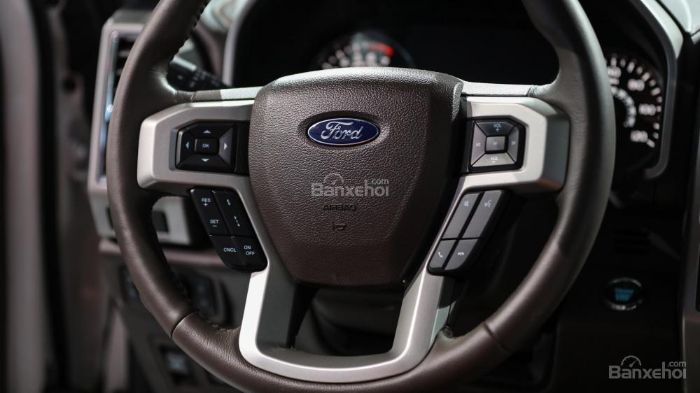 Đánh giá xe Ford F-150 2018: Vô-lăng tích hợp các nút điều khiển chức năng.