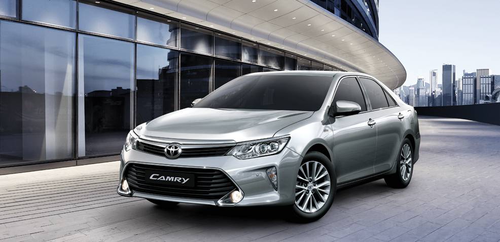 Ảnh chụp phía trước Toyota Camry 2017 màu bạc