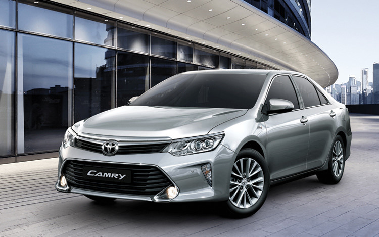 Toyota Camry 2017 nâng cấp có giá từ 977 triệu đồng tại Việt Nam.
