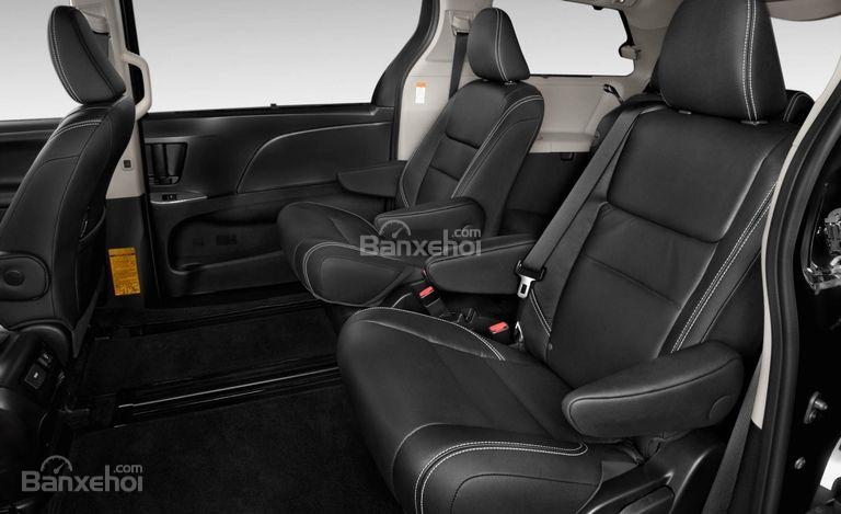  Toyota Sienta 2017 có hàng ghế thứ hai khó gập.