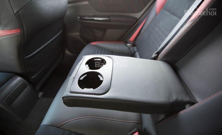 Đánh giá xe Subaru WRX STI 2018: Hộc để đồ ở khoang cabin a2
