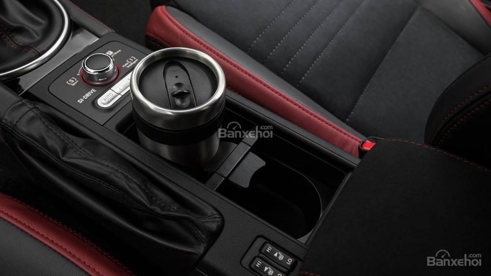 Đánh giá xe Subaru WRX STI 2018: Hộc để đồ ở khoang cabin a1