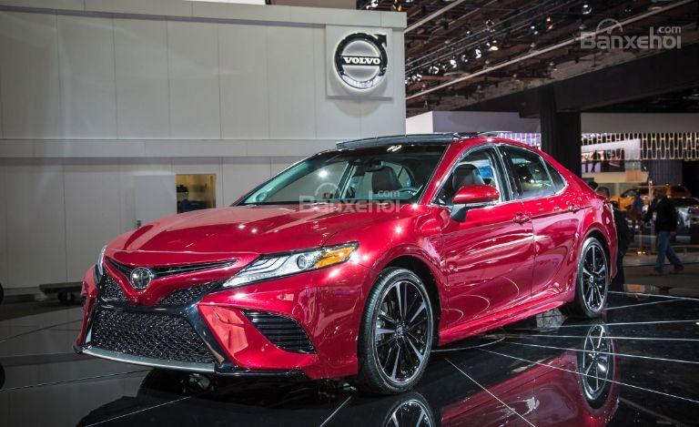 Hình ảnh chụp từ trước xe Toyota Camry 2018