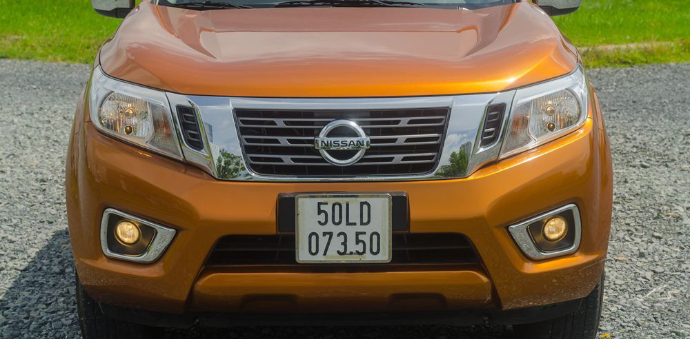 So sánh xe Nissan Navara và Mitsubishi Triton về đầu xe.