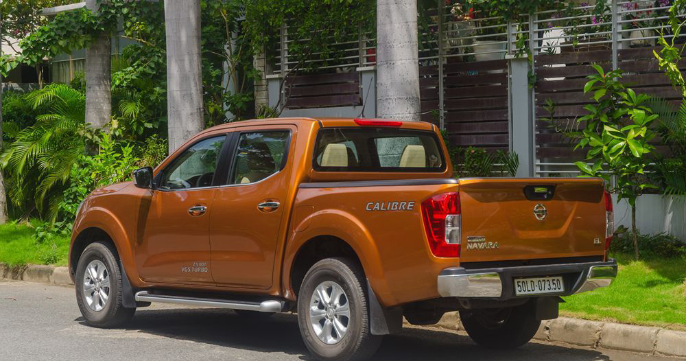 So sánh xe Nissan Navara và Mitsubishi Triton về đuôi xe.