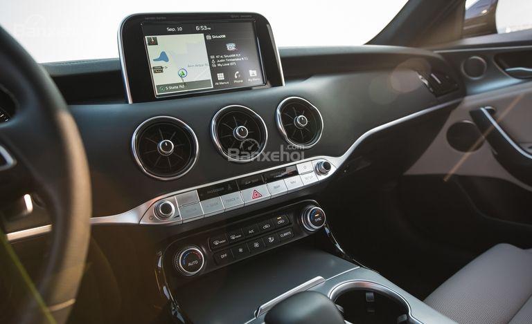 Đánh giá xe Kia Stinger 2018: Hệ thống điều hòa 2 vùng tự động.