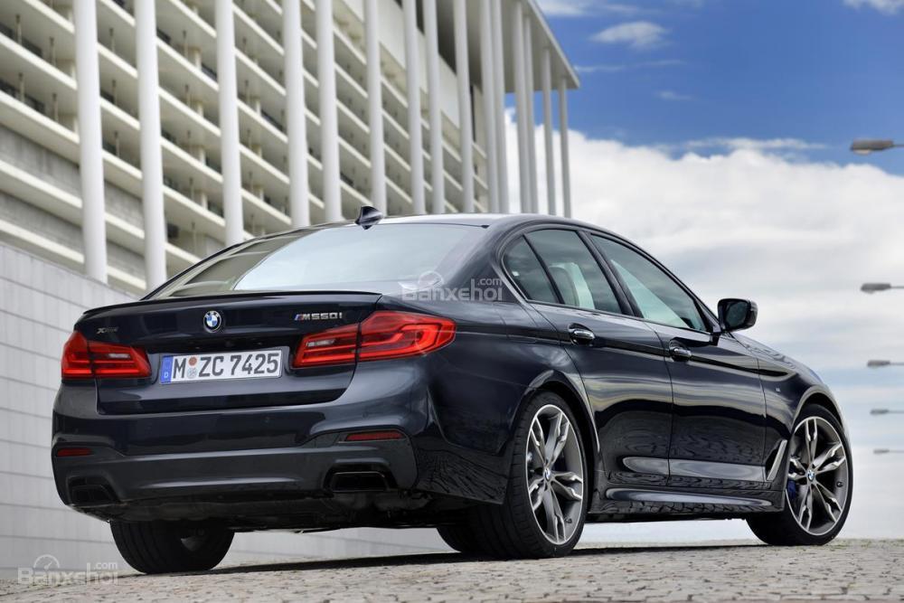 BMW 5 Series 2018 dẫn trước A6 với một khoang hành lý lớn hơn,