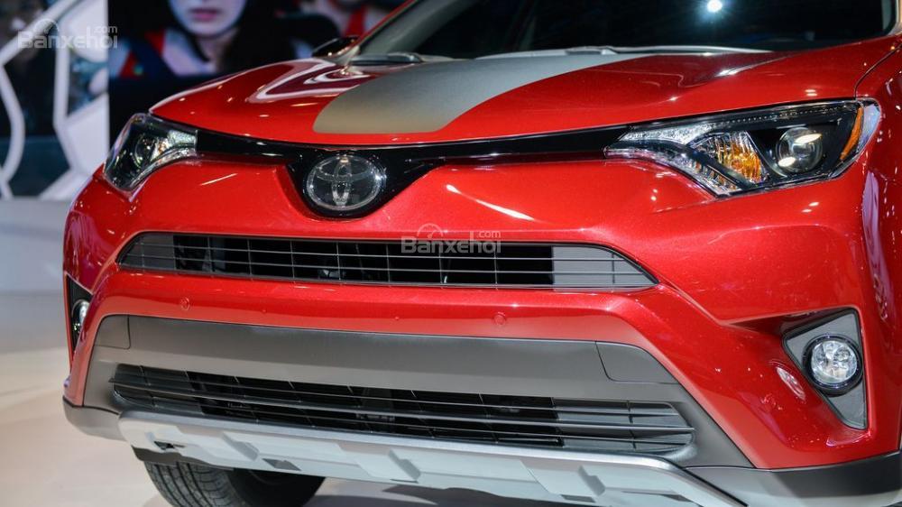 Đánh giá xe Toyota RAV4 2018: Lưới tản nhiệt hẹp.