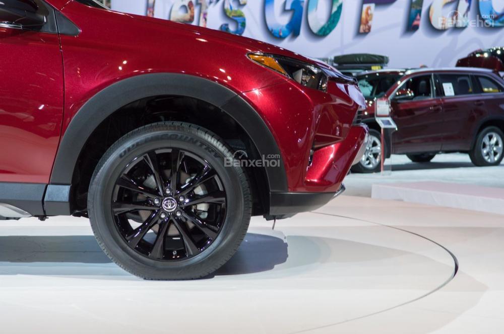 Đánh giá xe Toyota RAV4 2018: Xe được trạng bị mâm hợp kim.