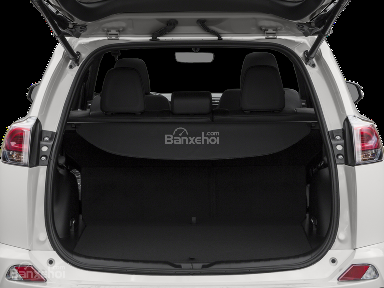 Đánh giá xe Toyota RAV4 2018: Khoang hành lý xe tương đối rộng.