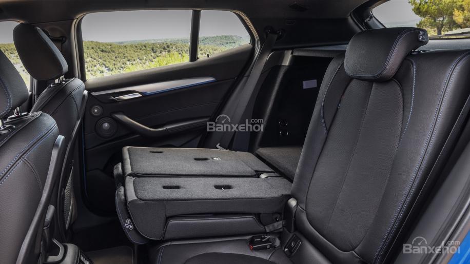 Đánh giá xe BMW X2 2018: Hàng ghế sau có thể gặp phẳng để tăng dung tích khoang hàng lý a1