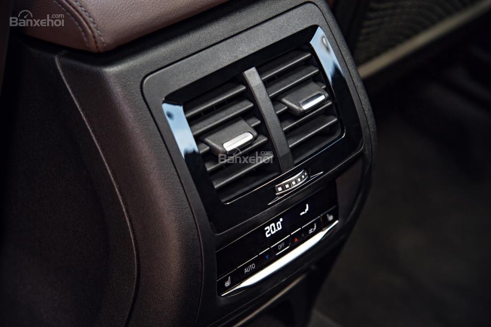 Đánh giá xe BMW X3 2018: Hệ thống điều hòa tự động có cửa gió cho hàng ghế sau.