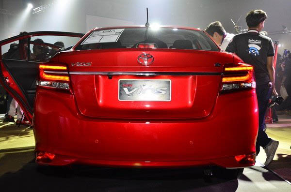 Đánh giá xe Toyota Vios 2018 nhập Thái Lan: Đuôi xe thon gọn Ảnh chụp đuôi xe Toyota Vios 2018