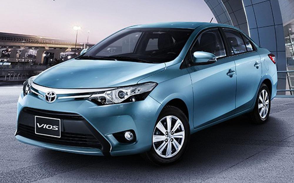 Toyota Vios màu xanh chụp từ trước