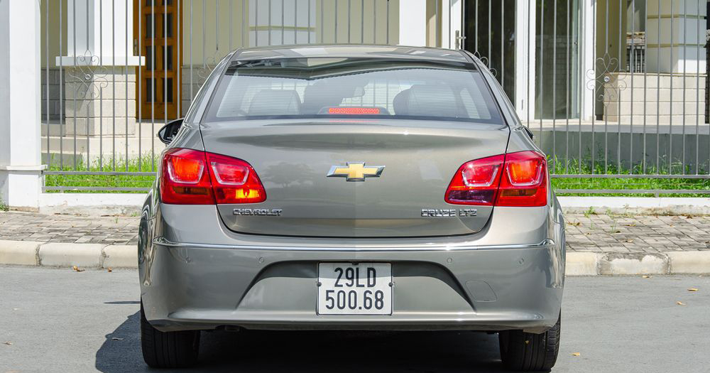 So sánh xe Chevrolet Cruze 2018 và Kia Cerato 2018 về đuôi xe.