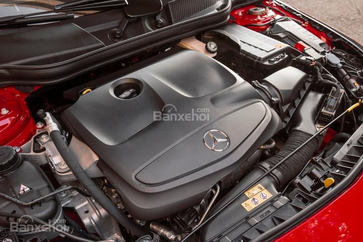 Đánh giá xe Mercedes-Benz CLA-Class 2018: Xe được trang bị động cơ 4 xi lanh.