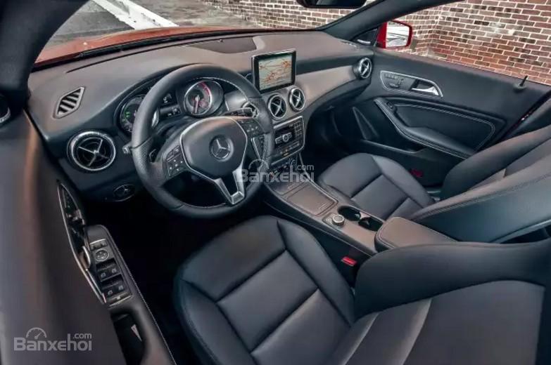 Đánh giá xe Mercedes-Benz CLA-Class 2018: Hàng ghế trước.