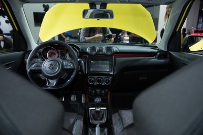 Khoang nội thất Suzuki Swift Sport 2018 ấn tượng các đường viền trang trí màu đỏ bắt mắta1
