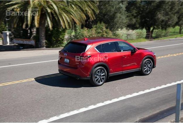 So sánh xe Mazda CX-5 2018 và Nissan X-Trail 2018 về khả năng tăng tốc.