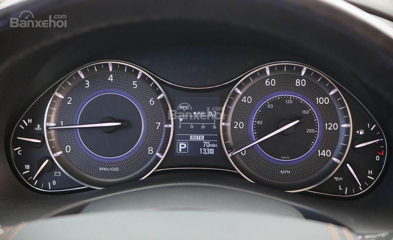 Đánh giá xe Infiniti QX80 2018: Cụm đồng hồ trên xe.