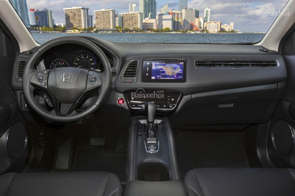 So sánh xe Toyota C-HR 2018 và Honda HR-V 2018 về chất lượng nội thất.