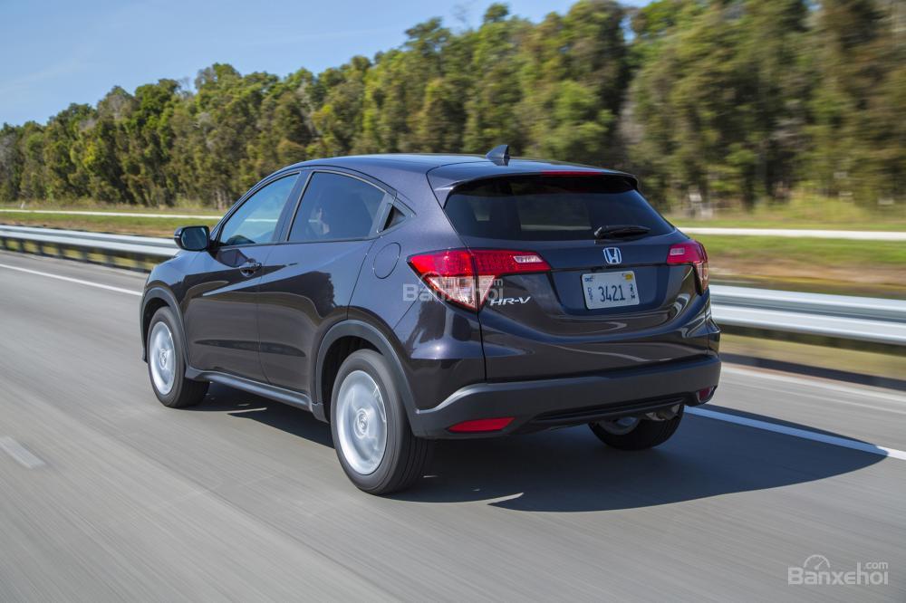 So sánh xe Toyota C-HR 2018 và Honda HR-V 2018 về khả năng tiết kiệm nhiên liệu.