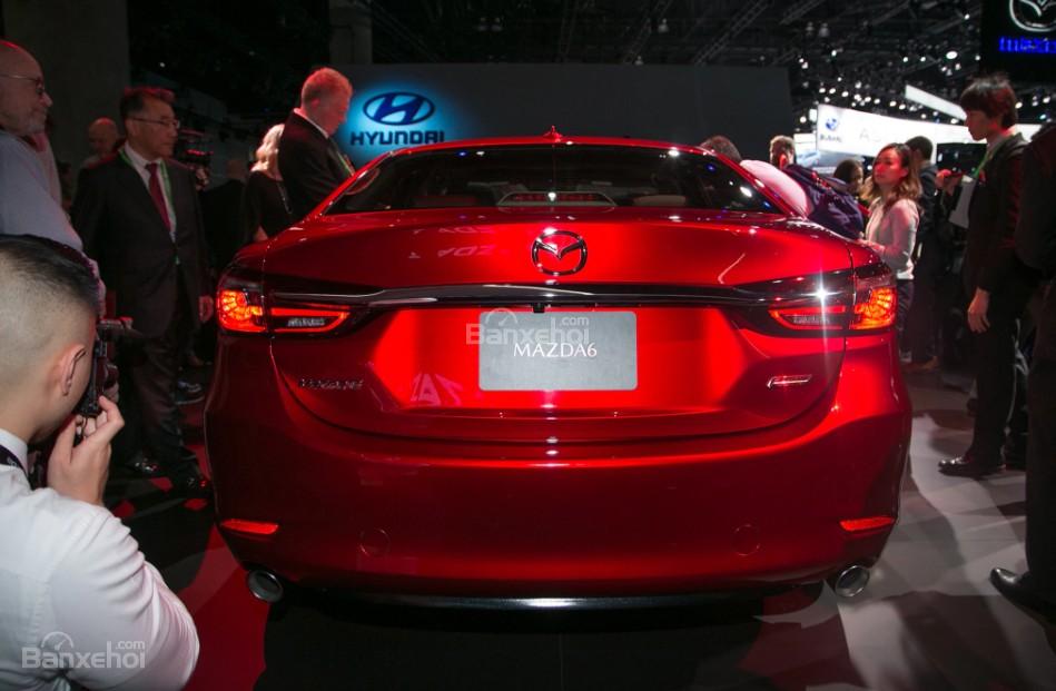 Đánh giá xe Mazda 6 2018: Đuôi xe nhìn chính diện.