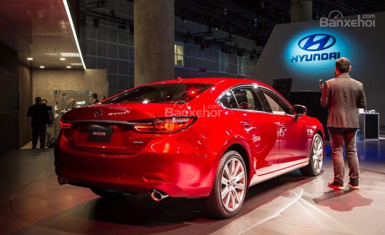 Đánh giá xe Mazda 6 2018: Đuôi xe có thiết kế khá đẹp.