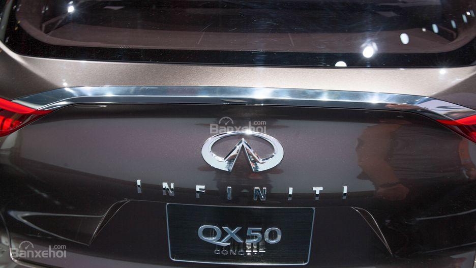 Đánh giá xe Infiniti QX50 2018-2019: Logo chính giữa đuôi xe.