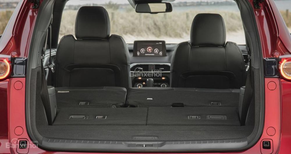 Đánh giá xe Mazda CX-9 2018: Khoang hành lý của xe ở mức tương đối trong phân khúc.