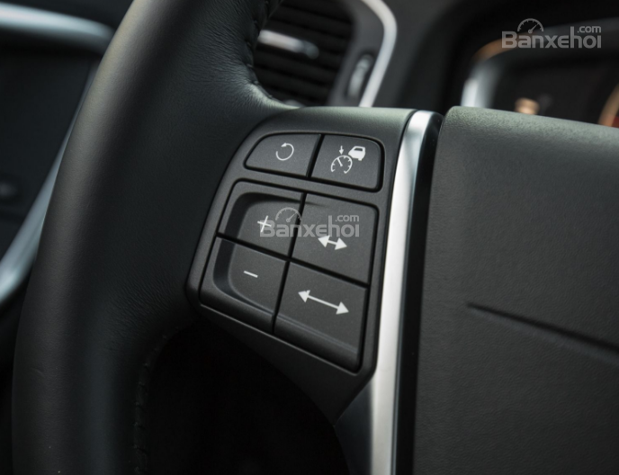 Đánh gia xe Volvo V60 2018 về thiết kế nội thất: Vô lăng tích hợp một số nút bấm chức năng 01