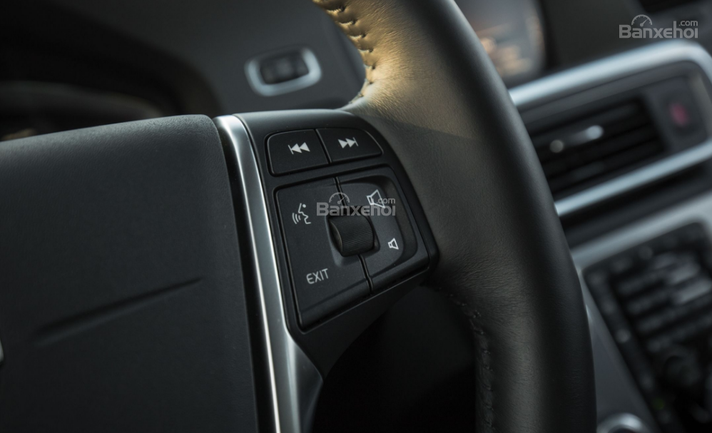 Đánh gia xe Volvo V60 2018 về thiết kế nội thất: Vô lăng tích hợp một số nút bấm chức năng 02