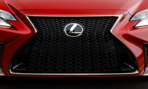 Đánh giá xe Lexus LS 2018 về thiết kế đầu xe: Lưới tản nhiệt hình đồng hồ cát