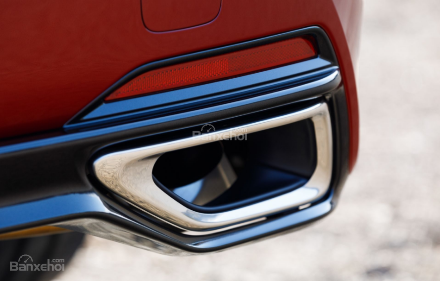 Đánh giá xe Lexus LS 2018 về thiết kế đuôi xe: Ống xả đơn