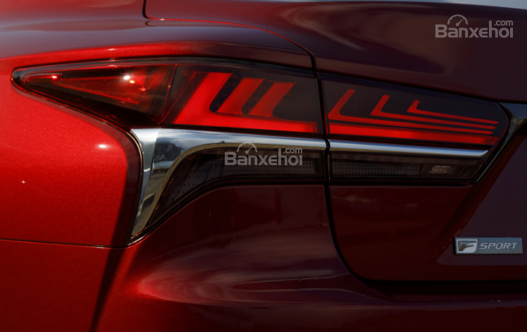Đánh giá xe Lexus LS 2018 về thiết kế đuôi xe: Đèn pha dạng chữ L bám sát sườn xe