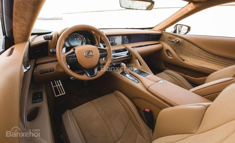 Đánh giá xe Lexus LC 2018: Khoang nội thất sang trọng.