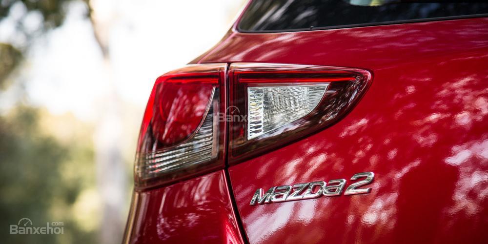 Đánh giá xe Mazda 2 2017-2018: Thiết kế đèn đuôi khá cân đối.