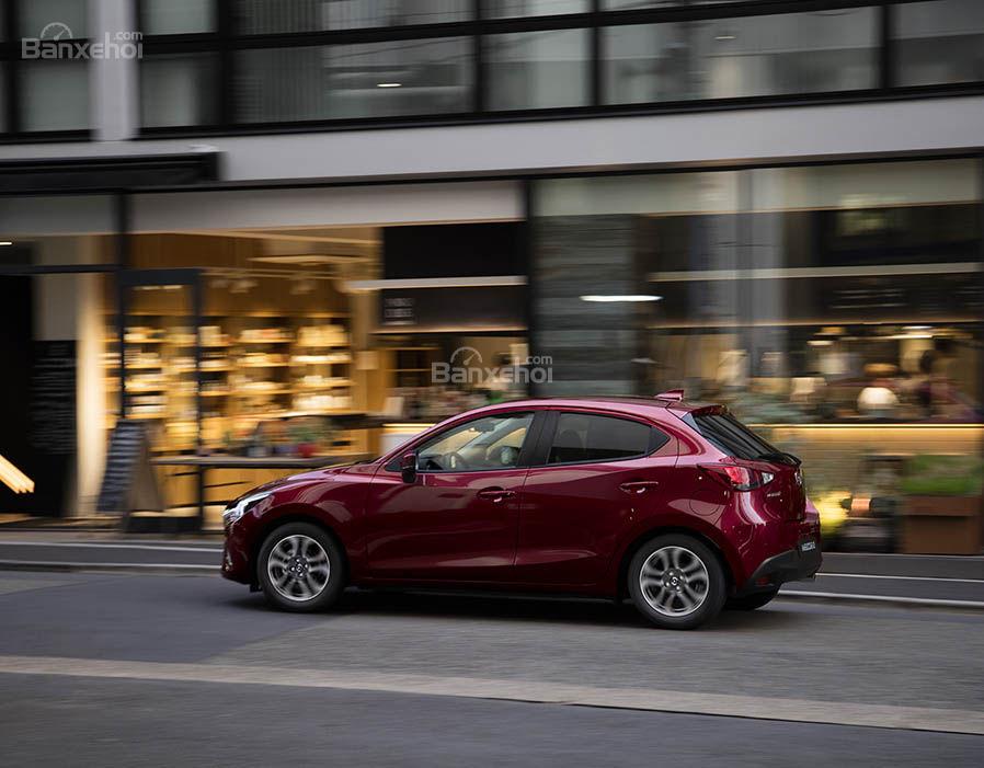 Đánh giá xe Mazda 2 2017-2018: Xe được đánh giá cao về cảm giác lái.